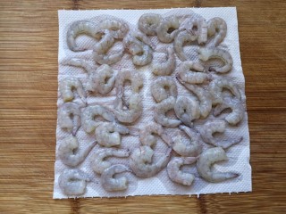 4、青瓜虾仁,用厨房纸将水份吸干。(虾仁如果没有吸干水份,腌制的时候它就不容易附着腌料)