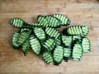 8、青瓜虾仁,青瓜洗净切厚片或者小块。青瓜切这样的厚片或小块更能保留住脆爽的口感。