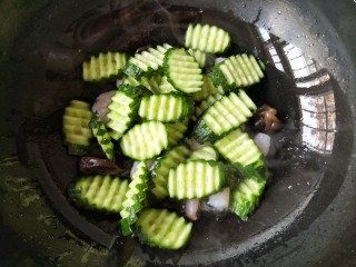 11、青瓜虾仁,青瓜下锅。