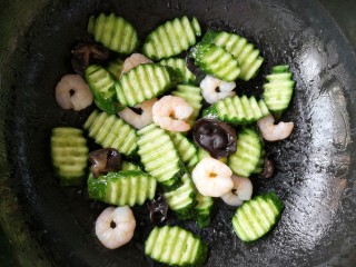 13、青瓜虾仁,大火快速翻炒均匀即可。此菜宜用大火快炒,如果炒过了就会失去青爽脆嫩的口感。