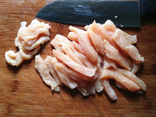 2、#糖醋菜# 韩式糖醋肉,鸡脯肉洗净后切粗条