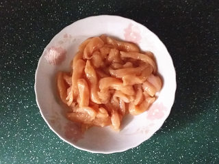 4、#糖醋菜# 韩式糖醋肉,抓匀后腌制30分钟左右