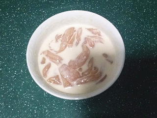 6、#糖醋菜# 韩式糖醋肉,将腌好的鸡柳放入炸粉糊中裹一圈