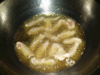 7、#糖醋菜# 韩式糖醋肉,放至7成热的油锅中