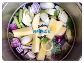 2、感恩节食谱-烤鸡（家庭版）,把洋葱，茴香，西芹，柠檬，苹果，月桂叶，胡萝卜，大葱段，浸泡在4千克水里，加30克盐