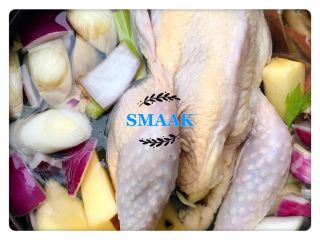 3、感恩节食谱-烤鸡（家庭版）,把鸡浸没在香料汤，浸5个小时以上或者隔夜都可以