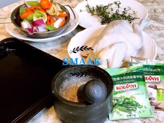 4、感恩节食谱-烤鸡（家庭版）,鸡表面吸干水份，沥干所有蔬菜。制作撒料
