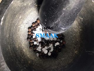 5、感恩节食谱-烤鸡（家庭版）,10克海盐加5克黑胡椒粒研磨碎