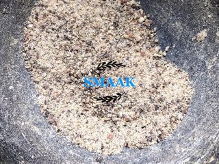 6、感恩节食谱-烤鸡（家庭版）,加入5克大蒜粉和意大利混合香叶一起研磨碎