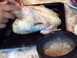 7、感恩节食谱-烤鸡（家庭版）,把撒料均匀涂抹在鸡的身上，肚子也要撒上