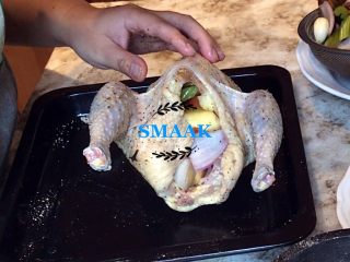 8、感恩节食谱-烤鸡（家庭版）,肚子里填塞进蔬菜和百里香叶
