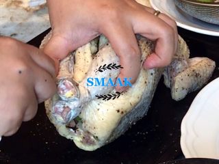 11、感恩节食谱-烤鸡（家庭版）,用棉绳把鸡脚困住