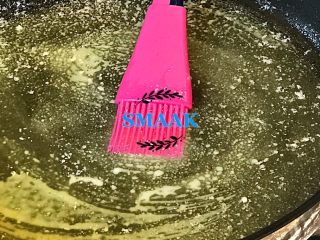 14、感恩节食谱-烤鸡（家庭版）,黄油化开，适当涂抹到鸡的全身