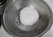 1、碧玉汤圆,糯米粉+温水和成柔软的面团，用保鲜膜静置30分钟