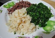 3、碧玉汤圆,取老鹅胸脯肉，用刀切成碎沫，荠菜和春笋也切成碎沫。