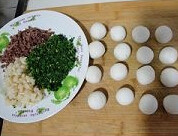 4、碧玉汤圆,糯米粉团揉成长条状，用刀切开，并揉成汤圆