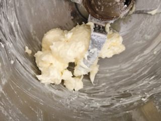 3、超级好吃的榴莲披萨,奶油奶酪室温软化，加5克细砂糖放GOURMETmaxx西式厨师机的搅拌桶，1档50度打一会，奶酪太少了，勉强打匀，下次还是不放GOURMETmaxx搅拌了，有点大材小用，普通料理机就可以了。