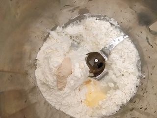 4、超级好吃的榴莲披萨,将面团的所有材料放入GOURMETmaxx西式厨师机的搅拌桶。1档揉3到4分钟。
