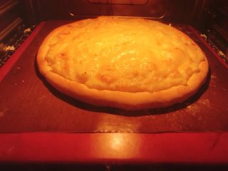 11、超级好吃的榴莲披萨,把披萨连烘焙纸移入石板上，先230度嫩烤5分钟。然后再230度上下烧烤13分钟。