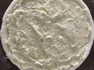 9、超级好吃的榴莲披萨,再抹一层厚厚的榴莲。