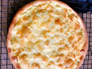 12、超级好吃的榴莲披萨,移到烤网晾凉。