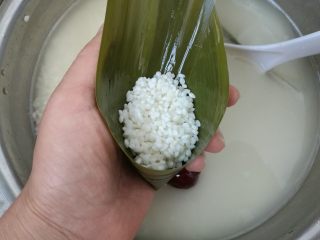 5、大红枣粽子,放入一半的米。