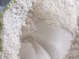 5、海洋牌榴莲芝士生煎包,放入糖和面粉