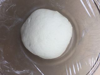 7、海洋牌榴莲芝士生煎包,揉成光滑面团
