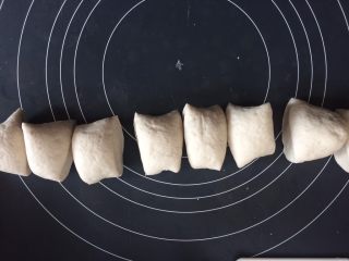 9、海洋牌榴莲芝士生煎包,排气揉匀，醒面5分钟，切成若干等大小剂子