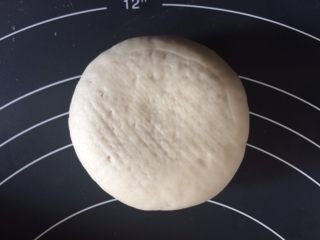 11、海洋牌榴莲芝士生煎包,像包子一样收紧，轻轻的按压成扁平状