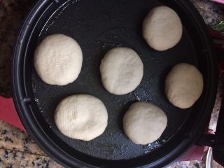 12、海洋牌榴莲芝士生煎包,电饼档两面刷油，预热一下，放入包子