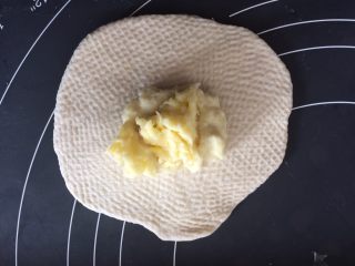 10、海洋牌榴莲芝士生煎包,擀成薄片，铺上榴莲和芝士