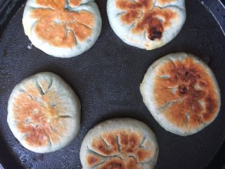 13、海洋牌榴莲芝士生煎包,煎至两面金黄即可