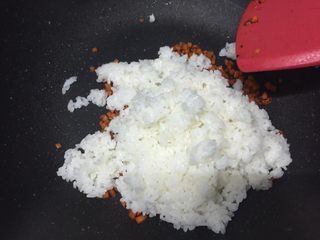 13、可乐鸡肉炒饭,加入剩饭快速翻炒均匀