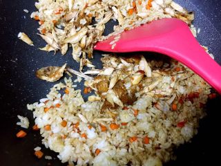 15、可乐鸡肉炒饭,放入鸡肉