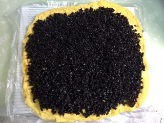 13、黄金黑米卷,蛋皮上铺一层黑米饭。