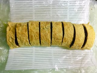 17、黄金黑米卷,然后用刀切成等宽的小段。