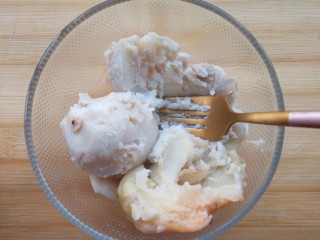 3、芋泥波波茶,芋头蒸好后捣泥