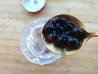 6、芋泥波波茶,加入珍珠。