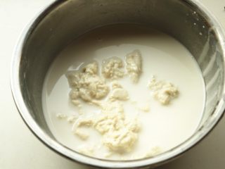 2、凉皮,开始洗面，加水，不停的用手挤压面团，水会变成粘稠的淀粉水。