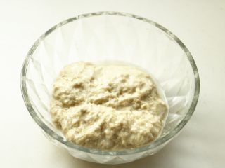 4、凉皮,大约换水三四次，水会变得基本清澈，剩下的一团黏黏的就是面筋了。面筋加一点酵母发酵30分钟以上，然后上蒸锅蒸熟待用。