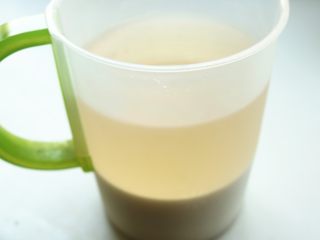 5、凉皮,过滤出的淀粉水，静置4小时上上，会看到淀粉和水分层，倒出上面的清水，只留下下面的淀粉糊，搅拌均匀。