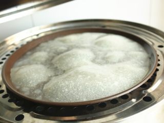 8、凉皮,蒸熟的就是凉皮了，能看到鼓起大泡就可以了。