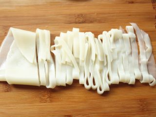 10、凉皮,做好的凉皮切成细条，自己喜欢的宽度就好。