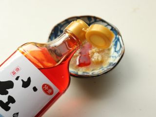 14、凉皮,蒜压成蒜蓉，加生抽，醋，盐，芝麻油和仲景的小红油，调成料汁。