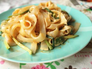 16、凉皮,拌匀就可以吃了，很少有人不爱它。