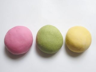 5、彩色贝壳意面,将另外菠菜和南瓜面团也和好。并用保鲜膜包上或者湿布盖上，用的时候再取