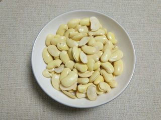1、苏式香葱肉松月饼,白芸豆净泡12小时去皮，尽量泡久点，好去皮（如果因时间短去不完全，也没关系，下一步骤煮一下换水的时候依旧可以完全去皮）