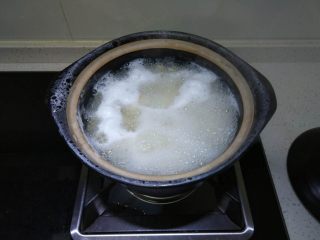 2、苏式香葱肉松月饼,放适量水大火煮开，中大火沸腾三分钟