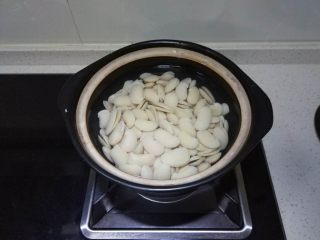 3、苏式香葱肉松月饼,关火换水，这里我是1.5L的沙煲，放约700ml的水，放多也没关系，最后也是可以沥去水的